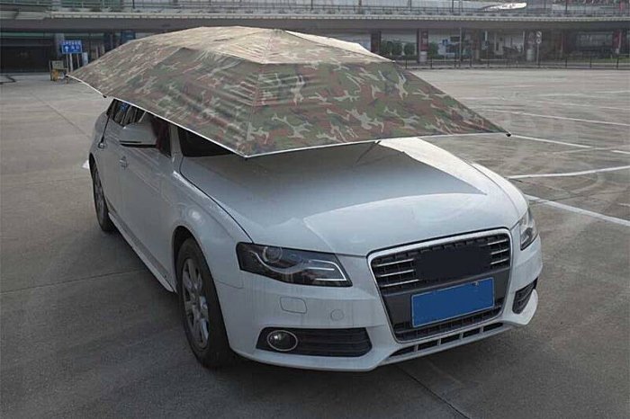 Машина під парасолькою